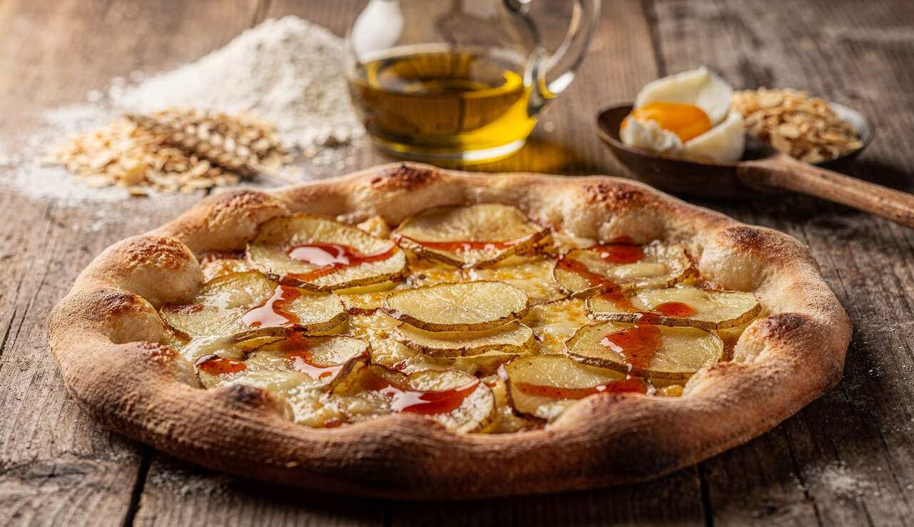 Pizza aux pommes de terre et &oelig;ufs &agrave; l'huile piquante : recette savoureuse