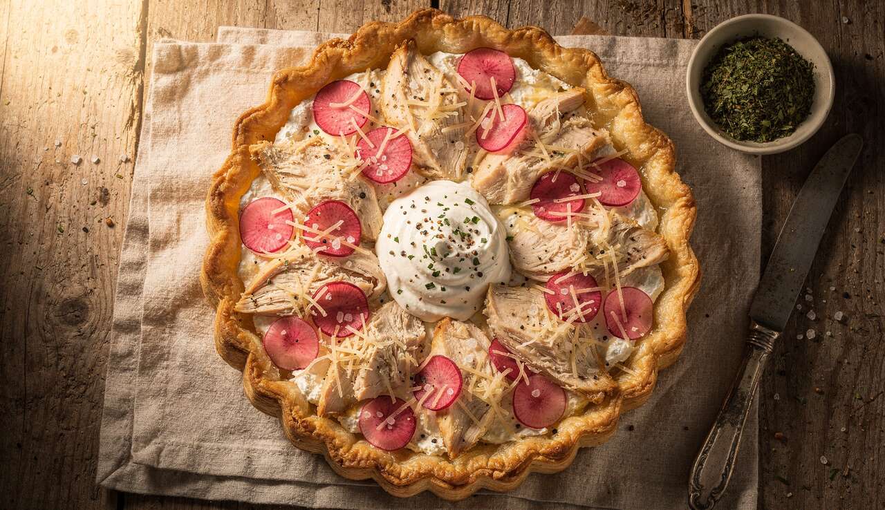 Tarte légère au poulet, radis et fromages : recette gourmande et facile