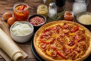 Tarte salée aux oignons, poivrons et lardons : recette savoureuse