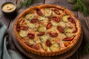 Tarte au saumon, courgettes et tomates : recette gourmande