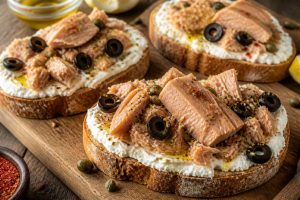 Bruschetta au thon et au fromage frais : recette savoureuse