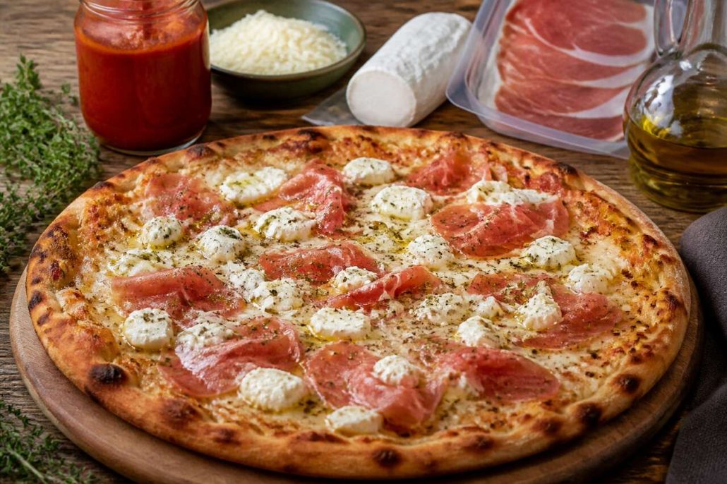 Pizza au jambon de Parme, mozzarella et chèvre : une recette savoureuse
