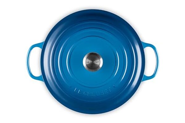 Découvrez notre test complet de la cocotte Le Creuset Signature : performances culinaires, design intemporel et qualité premium pour vos repas en famille.