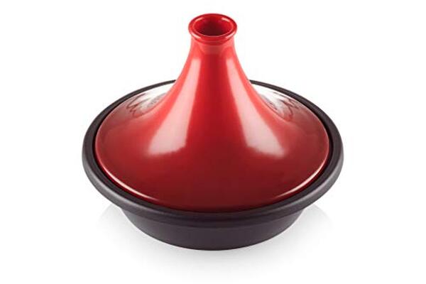 Découvrez notre test détaillé du tajine en fonte émaillée Le Creuset 31 cm cerise : caractéristiques, performances et avis pour bien choisir votre tajine de qualité.