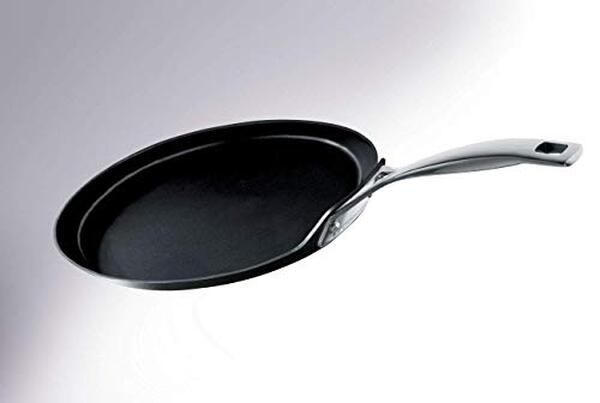 Découvrez notre test complet de la crêpière aluminium 28 cm Le Creuset : performances, avantages et inconvénients de ce modèle de qualité pour des crêpes parfaites. 