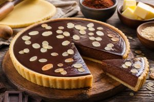 Tarte mousseuse au chocolat et amandes effilées : recette délicieuse