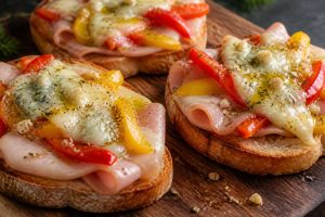 Bruschetta au jambon blanc, poivrons et gorgonzola au four