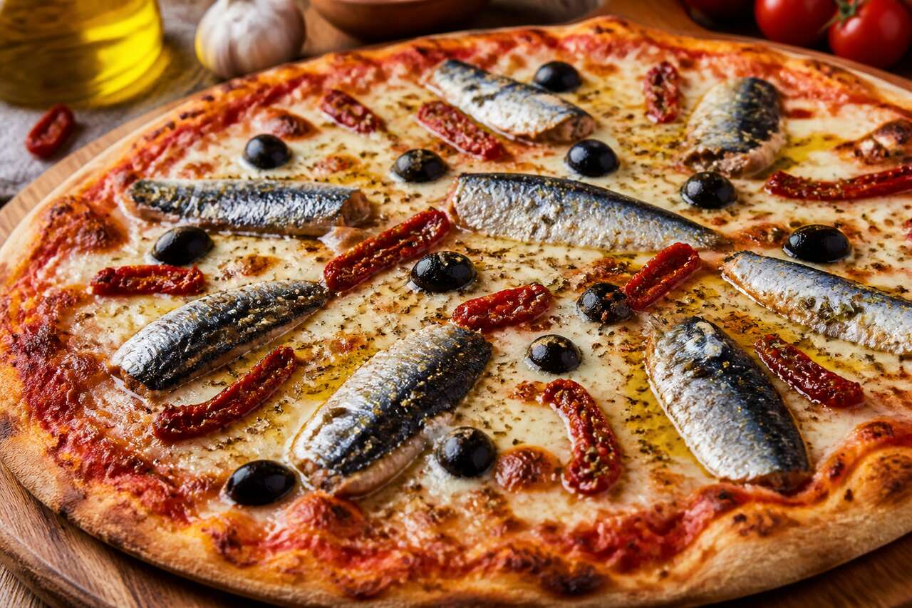 Pizza aux sardines, tomates et mozzarella : recette savoureuse