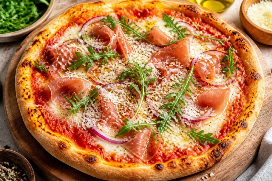 Recette de pizza aux oignons rouges et jambon cru