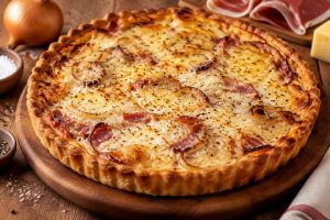 Tarte gratinée à l'oignon et jambon cru : recette savoureuse