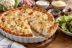 Tarte au chou-fleur, jambon et crème poivrée : recette savoureuse et facile